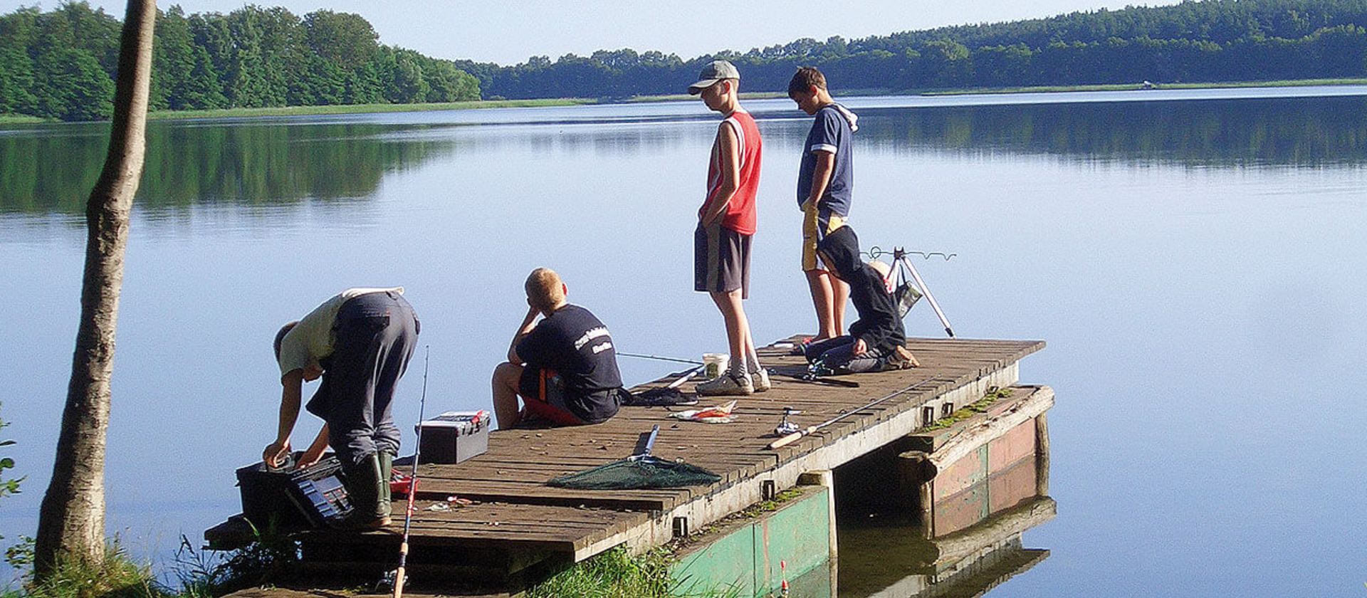 jugendreise.de Angelferien Loppin Kinder auf Angelsteg beim Angeln