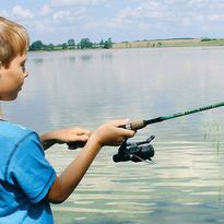 jugendreise.de Angelferien Loppin Junge beim Angeln